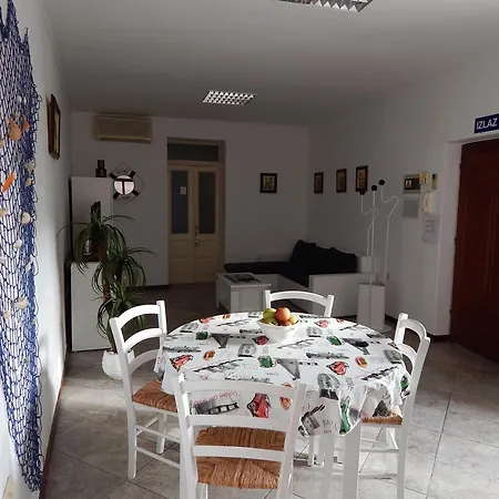 Sara * Pula